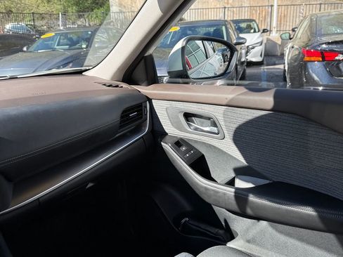 Used 2023 Nissan Rogue SV image 16