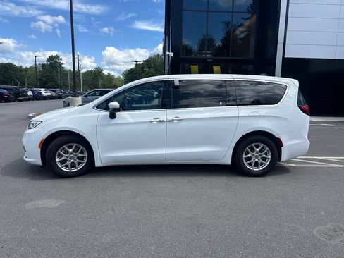 Used 2023 Chrysler Pacifica Touring-L FWD image 2