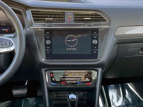 Used 2023 Volkswagen Tiguan SE w/ Panoramic Sunroof Package image 7