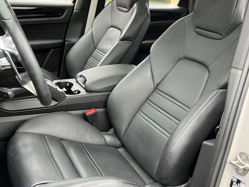 Certified 2022 Porsche Cayenne Platinum Edition image 5