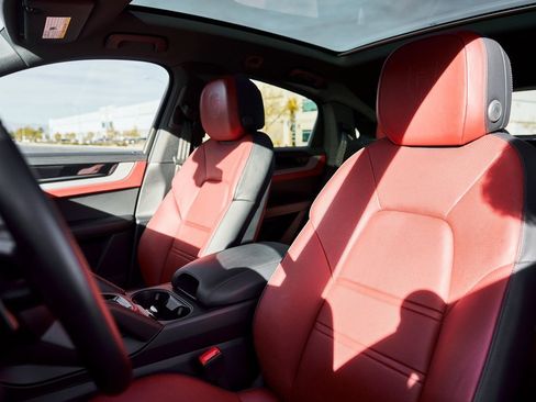 Used 2024 Porsche Cayenne Coupe image 41