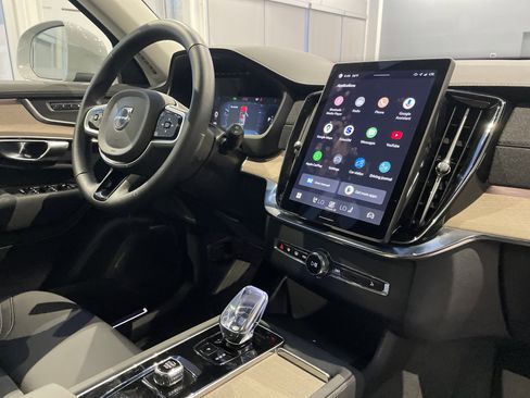 Used 2025 Volvo XC90 B6 Plus image 35