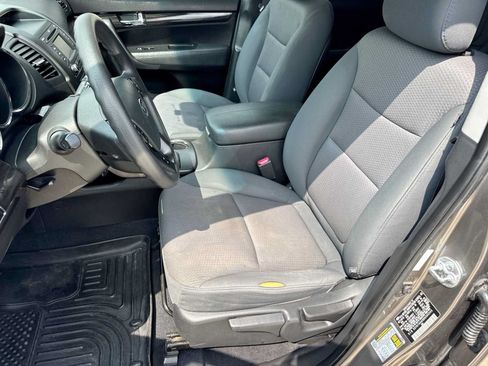 Used 2013 Kia Sorento LX w/ Convenience Pkg FWD image 15