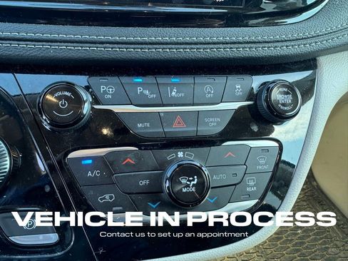 Used 2024 Chrysler Pacifica Touring-L image 20