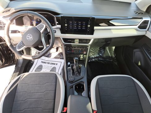 New 2026 Volkswagen Taos SE image 9