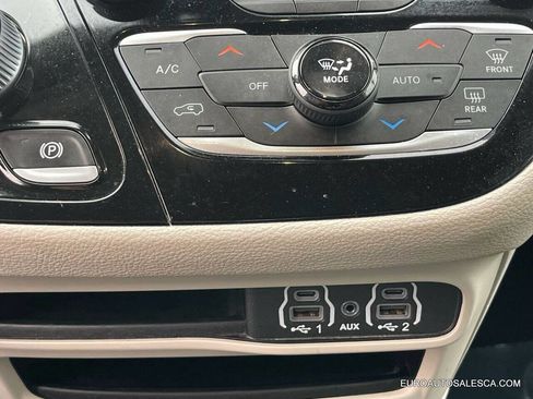 Used 2021 Chrysler Pacifica Touring-L image 28