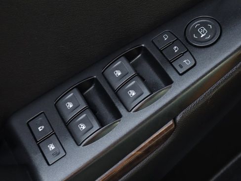 Used 2019 Chevrolet Suburban LT RWD image 18