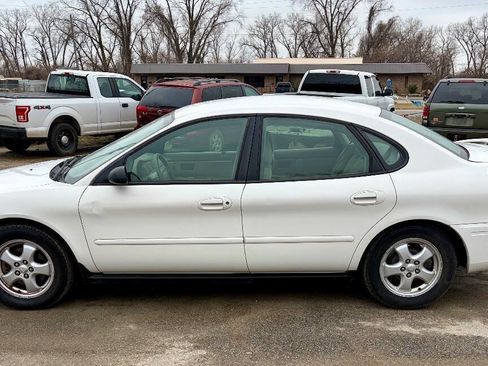 Used 2007 Ford Taurus SE image 2