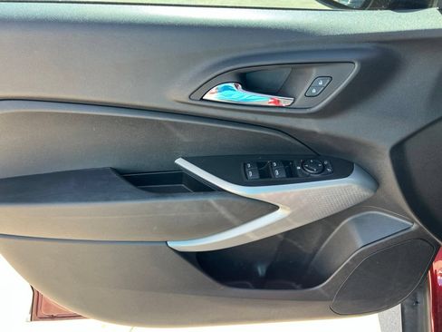Used 2025 Chevrolet Trax RS w/ Sunroof Package FWD image 11