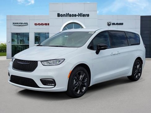 New 2026 Chrysler Pacifica Select image 2