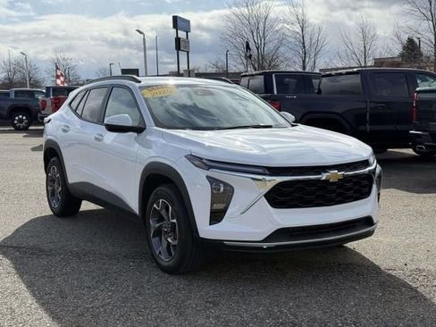 Used 2025 Chevrolet Trax LT image 4