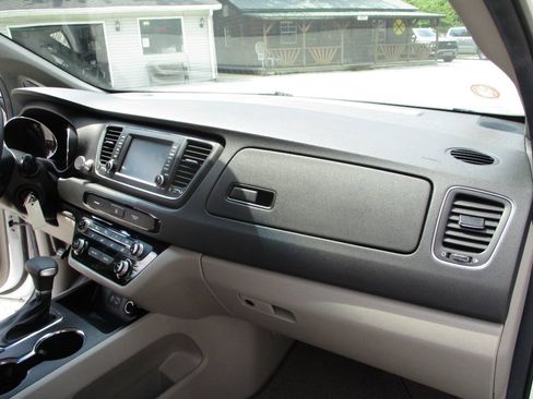 Used 2020 Kia Sedona LX FWD image 25