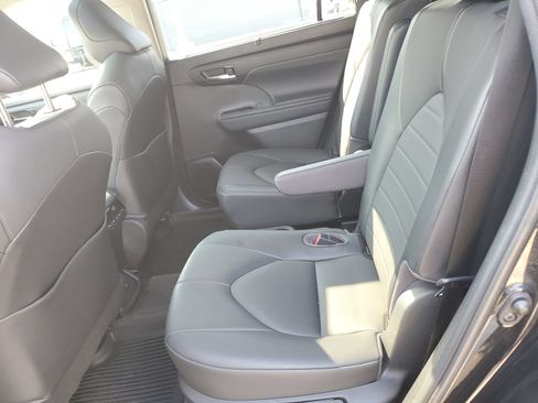 Used 2020 Toyota Highlander XLE AWD/4WD image 14