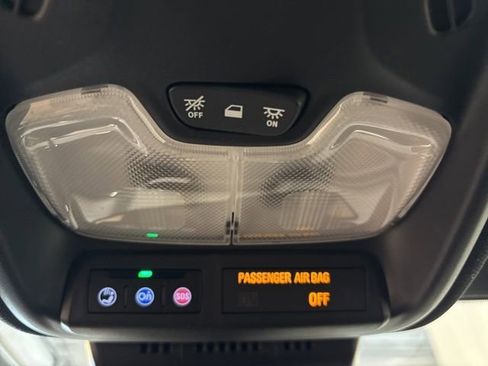 Used 2024 Chevrolet Colorado LT RWD image 29