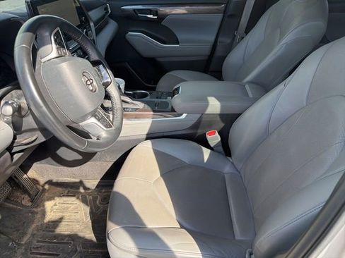 Used 2023 Toyota Highlander Limited image 9