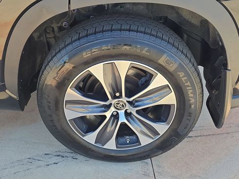 Used 2022 Toyota Highlander XLE image 34