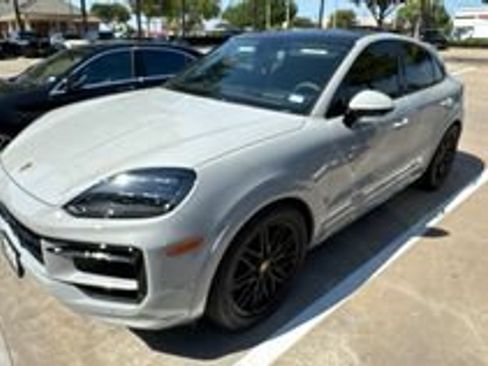 Used 2025 Porsche Cayenne GTS AWD/4WD image 6