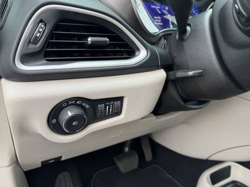 Used 2022 Chrysler Pacifica Touring-L image 25