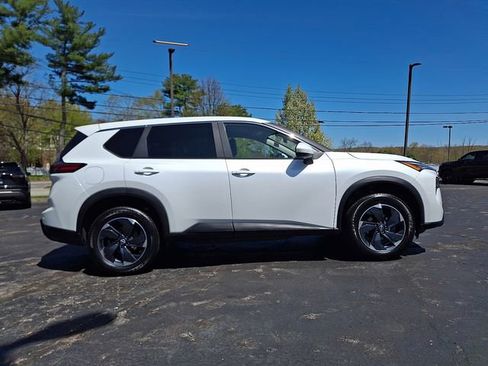 Used 2024 Nissan Rogue SV AWD/4WD image 7