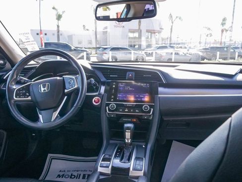 Used 2018 Honda Civic Touring image 12