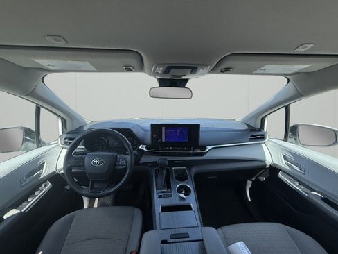Used 2025 Toyota Sienna LE FWD image 25