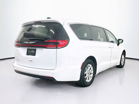 Used 2024 Chrysler Pacifica Touring-L FWD image 9