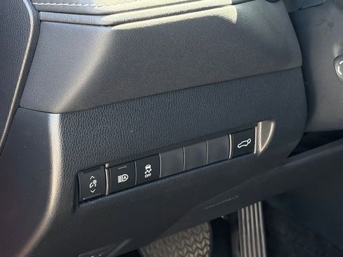Used 2022 Toyota Venza LE AWD/4WD image 8