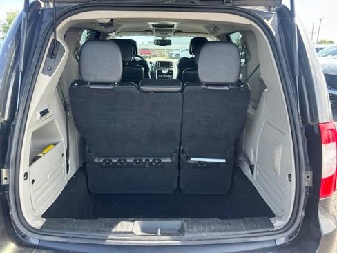 Used 2014 Chrysler Town & Country Touring-L FWD image 9