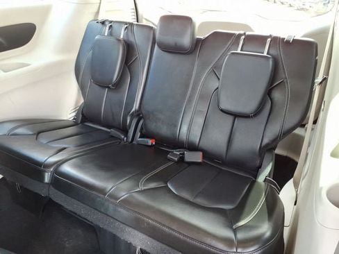 Used 2024 Chrysler Pacifica Limited FWD image 15
