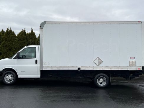 Used 2017 Chevrolet Express 4500 Extended image 7
