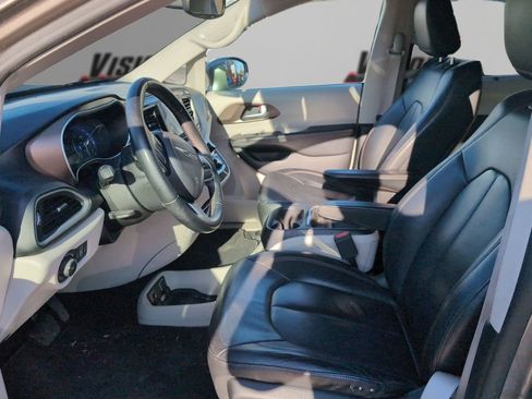 Used 2017 Chrysler Pacifica Touring-L image 9