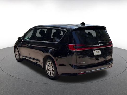 Used 2024 Chrysler Pacifica Touring-L FWD image 11