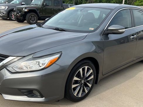 Used 2017 Nissan Altima 2.5 SL w/ Moonroof Package FWD image 3