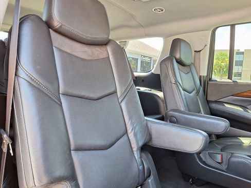 Used 2018 Cadillac Escalade ESV Luxury RWD image 30