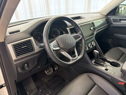 Used 2021 Volkswagen Atlas SE w/ Panoramic Sunroof Package FWD image 4