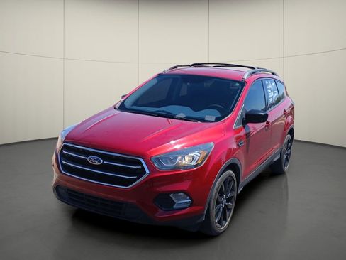 Used 2018 Ford Escape SE w/ SE Sport Appearance Package FWD image 3