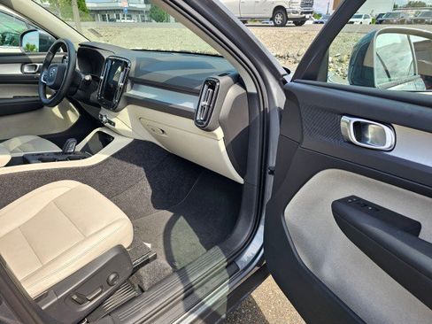 Used 2019 Volvo XC40 T5 Momentum image 11