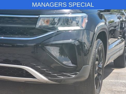 Used 2023 Volkswagen Taos SE w/ Panoramic Sunroof Package FWD image 5