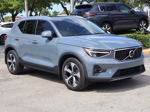 Used 2023 Volvo XC40 B5 Plus w/ Driver Assist Package AWD/4WD image 2