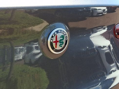 Used 2023 Alfa Romeo Stelvio Veloce AWD/4WD image 33