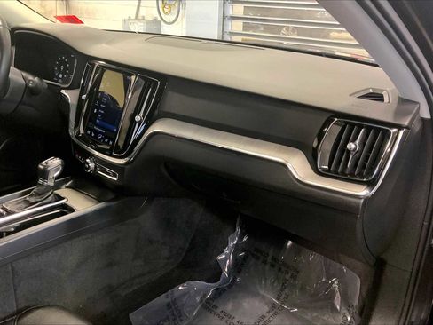 Used 2021 Volvo V60 T5 Cross Country image 16