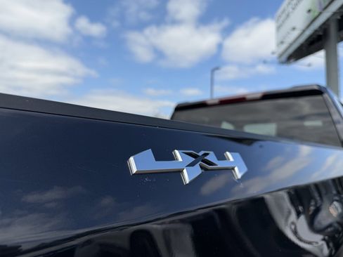 Used 2023 GMC Sierra 1500 SLE w/ Enhanced Capability Package AWD/4WD image 12