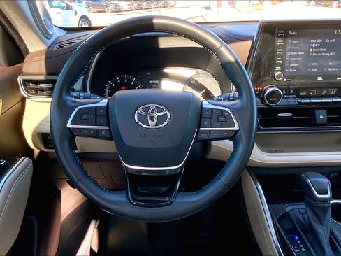 Used 2021 Toyota Highlander Limited image 5