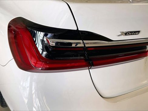Used 2021 BMW 750i xDrive image 26