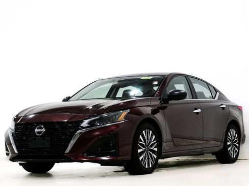 Used 2024 Nissan Altima 2.5 SV image 3