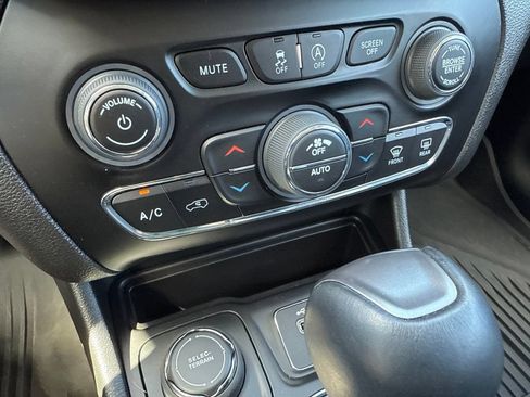 Used 2023 Jeep Cherokee Altitude Lux w/ Lux Elite Package AWD/4WD image 39