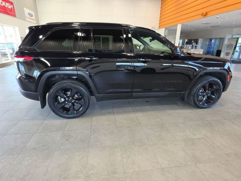 Used 2024 Jeep Grand Cherokee Altitude AWD/4WD image 6