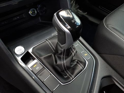 Certified 2022 Volkswagen Tiguan SE R-Line image 32