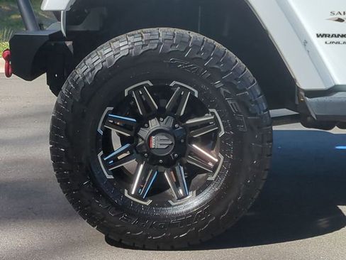 Used 2018 Jeep Wrangler Unlimited Sahara w/ Connectivity Group AWD/4WD image 19