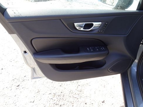 Used 2021 Volvo S60 T6 Momentum w/ Climate Package image 16